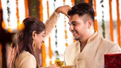 ધાર્મિક અનુષ્ઠાનમાં તિલક લગાવવું મહત્વપૂર્ણ માનવામાં આવે છે, અને જ્યોતિષશાસ્ત્ર અનુસાર પણ તિલક ધારણ કરવાથી મનની એકાગ્રતા વધે છે અને નકારાત્મક ગ્રહ દોષો દૂર થવામાં સહાય મળે છે. ( Credits: Getty Images )