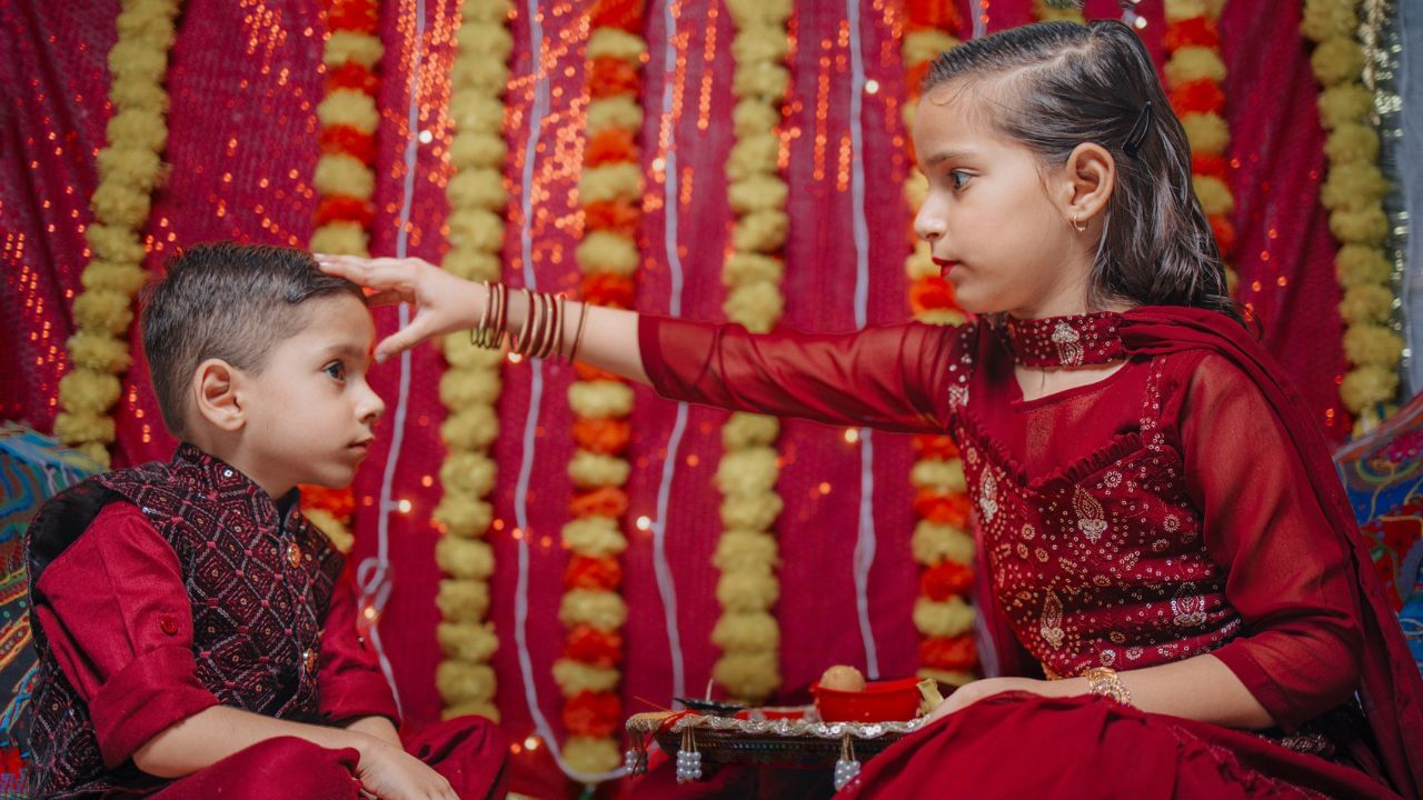 તિલક ધારણ કરવું માત્ર ધાર્મિક વિધિનો ભાગ નથી, પણ જ્યોતિષશાસ્ત્ર મુજબ તે વૈદિક ઉપચાર તરીકે માનવામાં આવે છે, જે માનસિક, આધ્યાત્મિક અને ગ્રહો પર પણ સકારાત્મક અસર કરે છે. ( Credits: Getty Images )