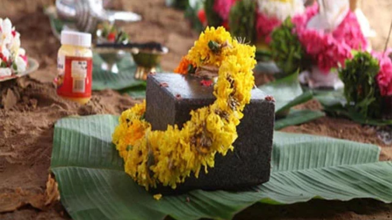 (Disclaimer - આ લેખમાં સમાવિષ્ટ કોઈપણ માહિતી/સામગ્રી/ગણતરીની ચોકસાઈ અથવા વિશ્વસનીયતાની ખાતરી આપવામાં આવતી નથી. આ માહિતી વિવિધ માધ્યમો/જ્યોતિષીઓ/ઉપદેશો/માન્યતાઓ/ધાર્મિક ગ્રંથોમાંથી એકત્રિત કરીને તમારા સુધી પહોંચાડવામાં આવી છે. અમારો ઉદ્દેશ્ય ફક્ત માહિતી પહોંચાડવાનો છે. વાંચકોએ તેને ફક્ત માહિતી તરીકે જ માનવી જોઈએ. આ ઉપરાંત તેના કોઈપણ ઉપયોગ માટે વાંચકો પોતે જવાબદાર રહેશે.)(All Image Symbolic)
