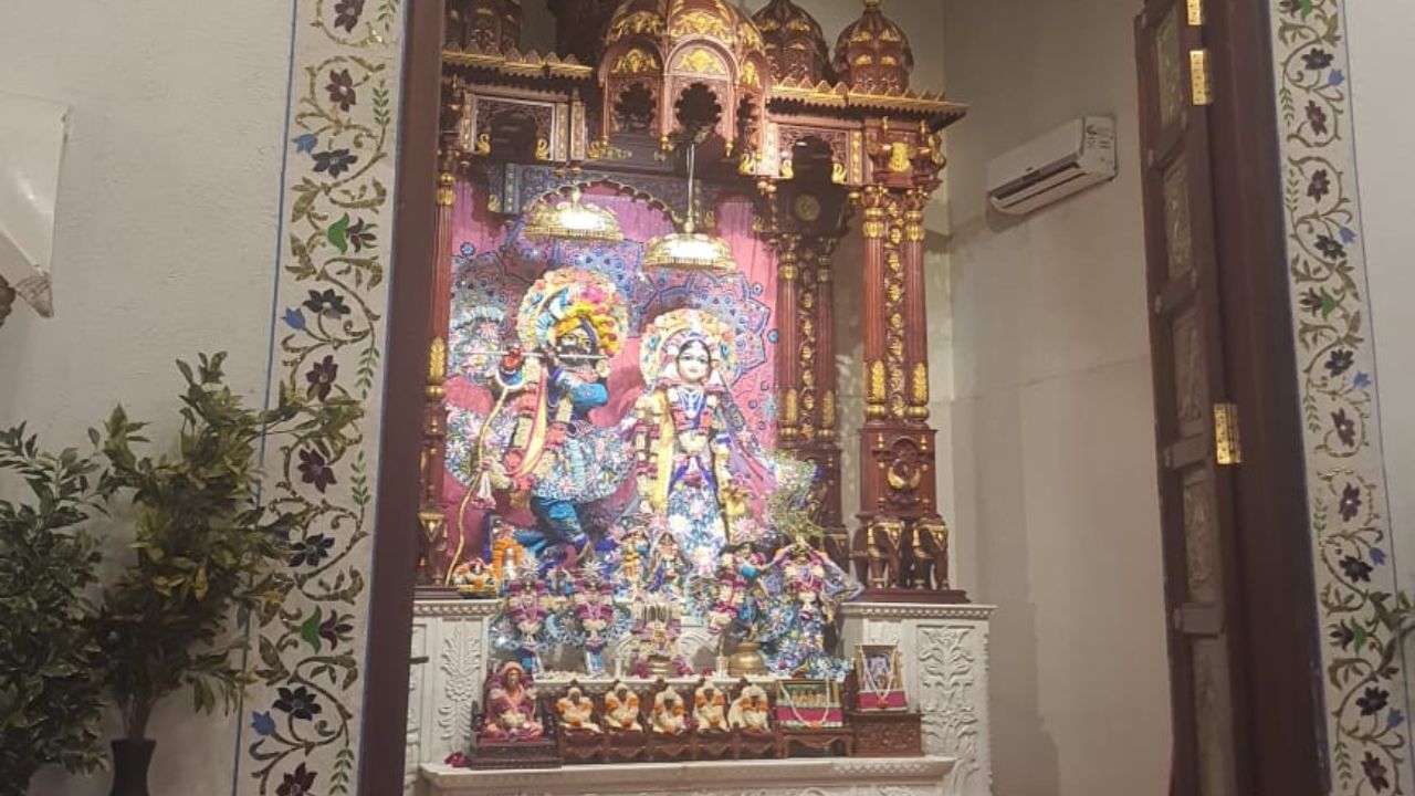 તમે પણ તમારી માતાને મધર્સ ડે પર તમારા આસપાસના ધાર્મિક સ્થળોની મુલાકાત લઈ આ દિવસને ખાસ બનાવી શકો છો.અમદાવાદ અને આસપાસ ના તમામ કૃષ્ણ પ્રેમી આ મંદિરની જરુર મુલાકાત લેતા હોય છે.