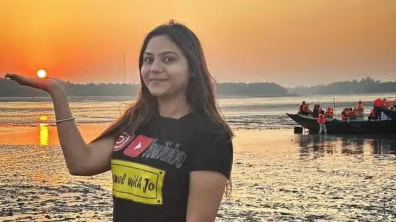 83 હજારથી 5 લાખ રૂપિયા સુધીની કમાણી: જો આપણે યુટ્યુબની માર્ગદર્શિકા પર નજર કરીએ તો આ પ્લેટફોર્મ પર અપલોડ કરાયેલ દરેક વીડિયો દર 1,000 વ્યૂઝ માટે લગભગ 166 થી 996 રૂપિયા કમાય છે. તેના વીડિયોને સરળતાથી લગભગ 50 હજાર વ્યૂઝ મળતા હતા. તેથી તે એક મહિનામાં લગભગ 10 વીડિયો અપલોડ કરતી હતી. આવી સ્થિતિમાં તેની કમાણી સરળતાથી 83 હજારથી 5 લાખ રૂપિયા સુધીની થઈ જતી હતી.
