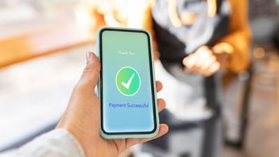 તાજેતરના વર્ષોમાં યુપીઆઈ (UPI) દ્વારા પેમેન્ટ કરવાનો પ્રચલન ખૂબ જ વધી ગયું છે. સરળતા અને ઝડપથી પેમેન્ટ કરવાની સગવડતાને કારણે લોકો તેનો વ્યાપક રીતે ઉપયોગ કરે છે.  જોકે, ઘણા વપરાશકર્તાઓએ અનુભવ કર્યો છે કે ટ્રાન્ઝેક્શન પૂરું થવામાં થોડો સમય લાગે છે. ( Credits: Getty Images )