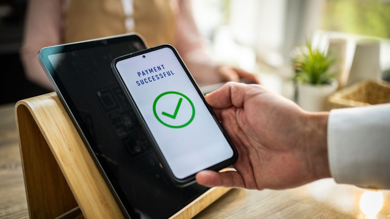 હવે આ મુશ્કેલી દૂર થવા જઈ રહી છે, કારણ કે નેશનલ પેમેન્ટ્સ કોર્પોરેશન ઓફ ઇન્ડિયા (NPCI)એ યુપીઆઈ સિસ્ટમમાં કેટલાક મહત્વના સુધારાઓ કરવાની જાહેરાત કરી છે. આ નવા નિયમો 16 જૂન 2025થી અમલમાં આવશે. ( Credits: Getty Images )