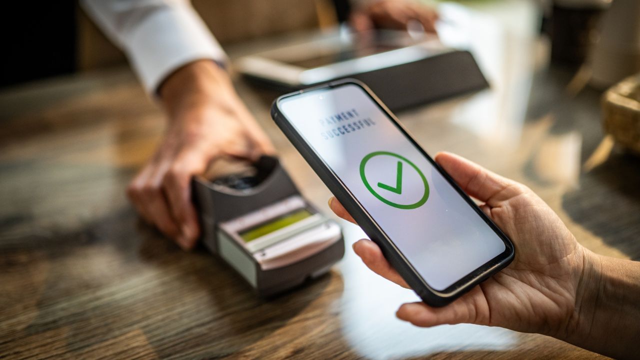 અગાઉ UPI ટ્રાન્ઝેક્શન્સમાં આશરે 30 સેકન્ડ લાગતા હતા. હવે તે સમય ઘટાડી 15 સેકન્ડ કરાયો છે, જેથી તમારા પેમેન્ટ ઝડપથી પૂર્ણ થશે. ( Credits: Getty Images )