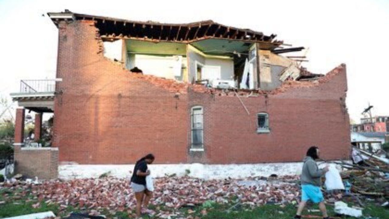 આ વાવાઝોડાને કારણે લગભગ 6.50 લાખ લોકોના ઘરોનો વીજ પુરવઠો ખોરવાઈ ગયો હતો. ફાયર વિભાગે જણાવ્યું હતું કે સૌથી વધુ અસરગ્રસ્ત વિસ્તારોમાં ઘરે-ઘરે શોધખોળ હાથ ધરવામાં આવી હતી. કેન્ટુકીના અધિકારીઓએ જણાવ્યું હતું કે ગંભીર ઇજાઓ પણ નોંધાઈ છે. લોરેલ કાઉન્ટી શેરિફ જોન રૂટે સોશિયલ મીડિયા પર એક પોસ્ટમાં જણાવ્યું હતું કે, "ક્ષતિગ્રસ્ત વિસ્તારમાં બચી ગયેલા લોકોની શોધ ચાલુ છે."