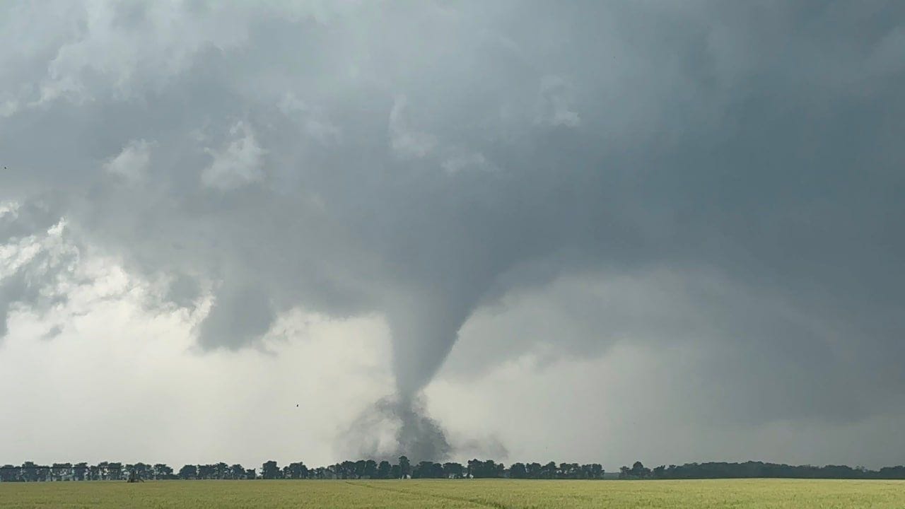 રાષ્ટ્રીય હવામાન સેવાના રડારે સૂચવ્યું હતું કે શહેરની પશ્ચિમમાં ફોરેસ્ટ પાર્ક નજીક સ્થાનિક સમય મુજબ બપોરે 2:30 વાગ્યે વાવાઝોડું ત્રાટક્યું હતું. સેન્ટ લુઇસ ફાયર ડિપાર્ટમેન્ટે જણાવ્યું હતું કે નજીકના સેન્ટેનિયલ ક્રિશ્ચિયન ચર્ચનો એક ભાગ ધરાશાયી થયા બાદ ત્રણ લોકોને બચાવી લેવામાં આવ્યા હતા, જેમાંથી એકનું મોત નીપજ્યું હતું.