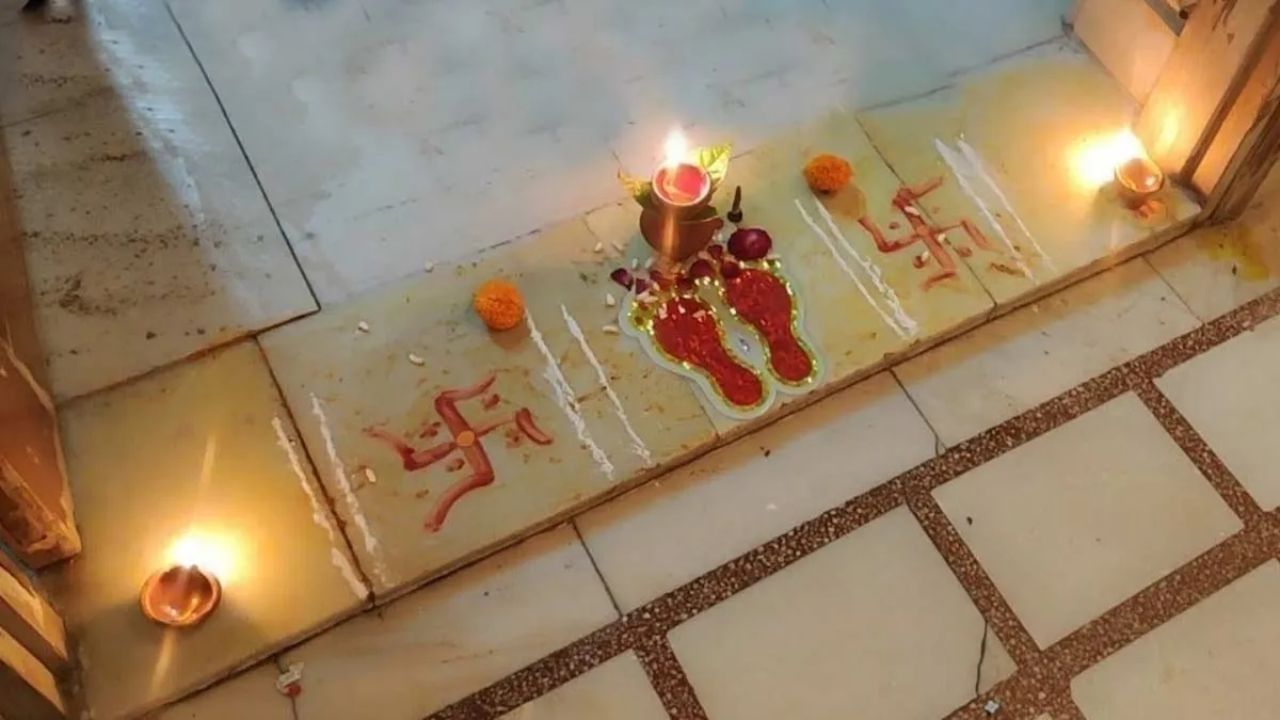 પૂજાના નિયમો?: નિયમિતપણે ઉંબરો સાફ કરો અને ગંગાજળનો છંટકાવ કરો. આ પછી, તેને ફૂલોથી સજાવો અને કુમકુમથી તિલક લગાવો. પછી સવારે કે સાંજે તેની સામે ઘી અથવા તલના તેલનો દીવો પ્રગટાવો. બંને બાજુ સાથિયા કરો. આ સમય દરમિયાન દેવી લક્ષ્મીના આગમન માટે પ્રાર્થના કરો. આનાથી ઘરમાં સુખ અને સમૃદ્ધિ આવી શકે છે.
