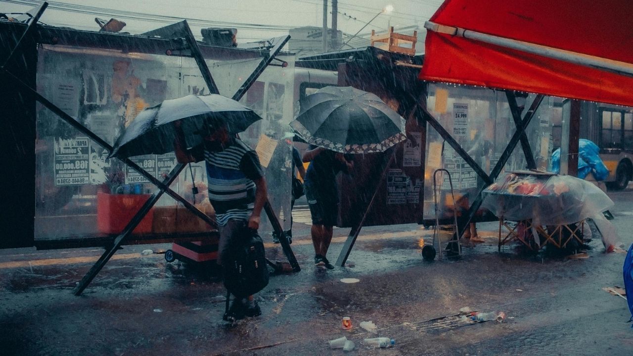 વરસાદની આ આગાહીથી ખાસ કરીને ખેડૂતો માટે ચિંતાજનક સ્થિતિ ઉભી થઈ છે, કારણ કે હાલની મોસમમાં ખેતી માટે યોગ્ય સમયે પાણીની જરૂરિયાત ન હોય ત્યારે આવી પરિસ્થિતિ નુકસાનદાયક સાબિત થઈ શકે છે.