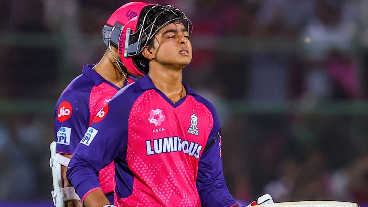  આઈપીએલ 2025ના ઓક્શનમાં 14 વર્ષના છોકરાએ તમામ લોકોને ચોંકાવી દીધા છે. રાજસ્થાન રોયલ્સ અને દિલ્હી કેપિટલ્સ વચ્ચે તેને મેગા ઓક્શનમાં ખરીદવા રેસ લાગી હતી. અંતે રાજસ્થાન રોયલ્સે 1.1 કરોડ રુપિયામાં વૈભવ સૂર્યવંશીને પોતાની ટીમમાં સામેલ કર્યો છે.