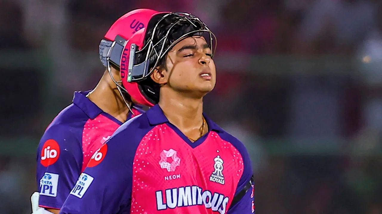 વૈભવે આ સિઝનમાં અત્યાર સુધીમાં 5 મેચમાં 155 રન બનાવ્યા છે, જેમાં તેનો સ્ટ્રાઈક રેટ 209 રહ્યો છે. આવી સ્થિતિમાં, રાહુલ દ્રવિડ IPL 2025ની સૌથી મોટી શોધ છોડી દેશે તે અશક્ય લાગે છે. તેથી, એ વાત ચોક્કસ છે કે રાજસ્થાન રોયલ્સના બેટિંગ ક્રમમાં ફેરફાર થઈ શકે છે અને સંજુ સેમસન ત્રીજા નંબર પર બેટિંગ કરવા આવી શકે છે. (All Photo Credit : PTI / X)