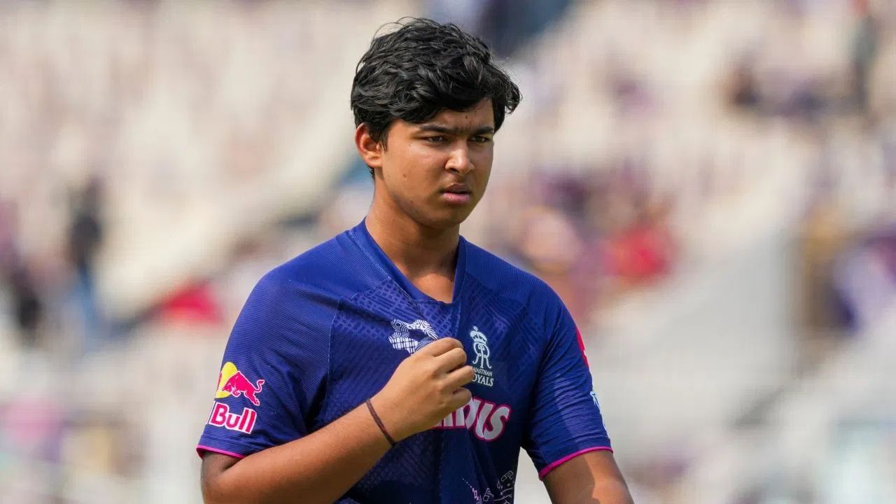 અંડર 19 ટીમનો ઈંગ્લેન્ડ પ્રવાસ 24 જૂનથી શરૂ થઈ રહ્યો છે, જેમાં 5 યૂથ ODI તેમજ 2 મલ્ટી-ડે ક્રિકેટ મેચ રમાશે. હવે પ્રશ્ન એ છે કે વૈભવ સૂર્યવંશીને ઈંગ્લેન્ડમાં અંડર 19 ટીમ માટે રમવા પર કેટલા પૈસા મળશે? શું તેને બીજા ખેલાડીઓ કરતાં વધુ પૈસા મળશે કે એટલા જ પૈસા મળશે?