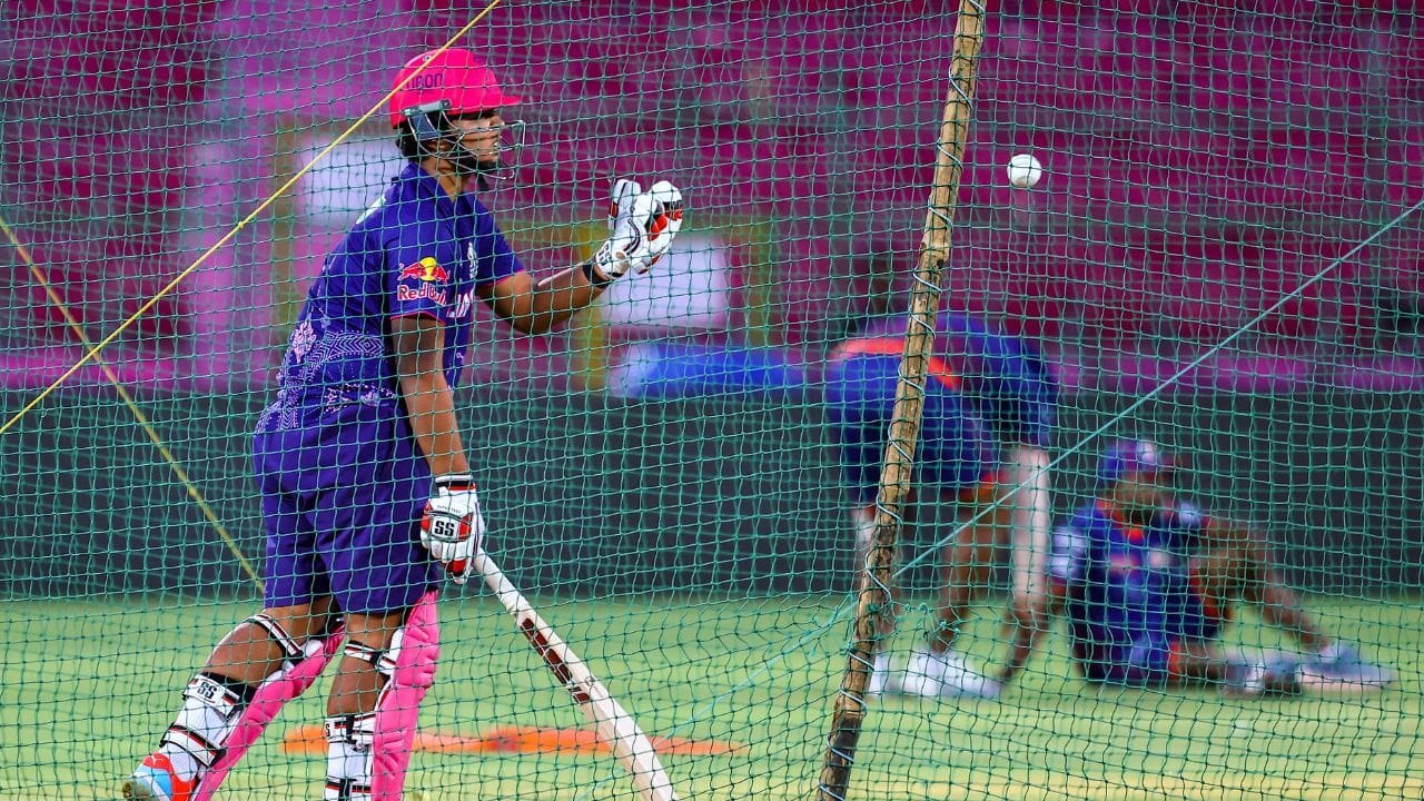 વૈભવ સૂર્યવંશી આઈપીએલની ઈતિહાસમાં રમનારો સૌથી નાની ઉંમરનો ખેલાડી બની ગયો છે. તેમણે લખનૌ સુપર જાયનટ્સ સામે તેની પહેલી મેચ રમી હતી. પહેલી મેચમાં પહેલા બોલ પર સિક્સ ફટકારી હતી.ગુજરાત સામે મેચ તેમની યાદગાર મેચ રહેશે.