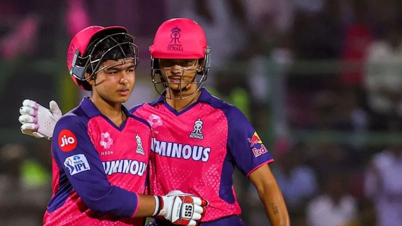 વૈભવ સૂર્યવંશીએ આ બાબતમાં પોતાના જ સાથી અને ઓપનિંગ પાર્ટનર યશસ્વી જયસ્વાલનો રેકોર્ડ તોડ્યો છે. યશસ્વી જયસ્વાલે IPL 2023માં મુંબઈ ઈન્ડિયન્સ સામે સદી ફટકારી હતી, ત્યારે તેના 90 ટકા રન બાઉન્ડ્રીથી બન્યા હતા. (All Photo Credit : PTI)