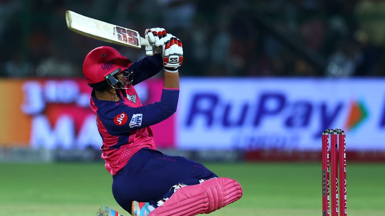 મીડિયા રિપોર્ટ મુજબ વૈભવની કુલ નેટવર્થ અંદાજે 2 કરોડ રુપિયા છે. આઈપીએલ, ઘરેલું મેચ અને જાહેરાત તેની આવકનો મુખ્ય સ્ત્રોત છે.વૈભવ સૂર્યવંશીનો જન્મ 27 માર્ચ 2011ના રોજ બિહારના તાજપુર ગામમાં થયો હતો.