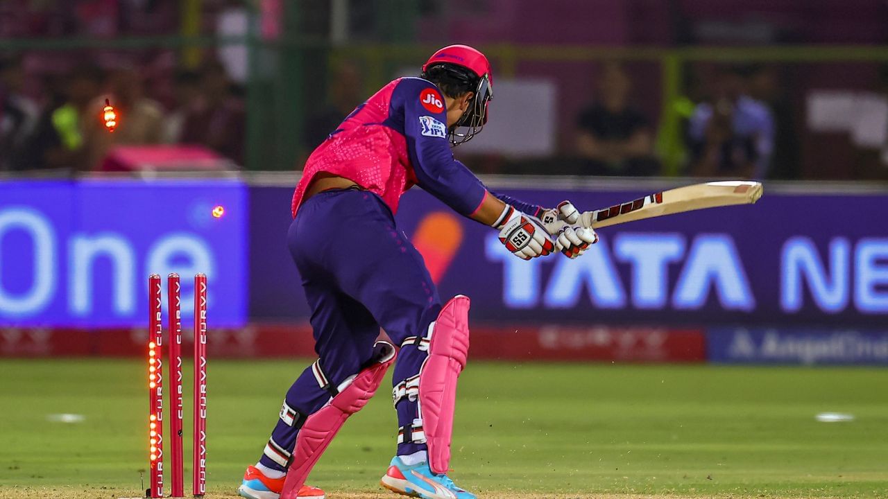 મીડિયા રિપોર્ટ મુજબ વૈભવની કુલ નેટવર્થ અંદાજે 2 કરોડ રુપિયા છે. આઈપીએલ, ઘરેલું મેચ અને જાહેરાત તેની આવકનો મુખ્ય સ્ત્રોત છે.વૈભવ સૂર્યવંશીનો જન્મ 27 માર્ચ 2011ના રોજ બિહારના તાજપુર ગામમાં થયો હતો.