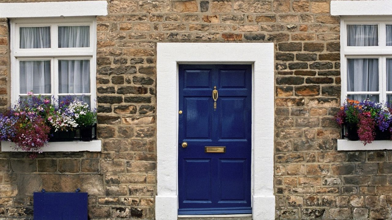 કુદરતી અને શાંત રંગોનો ઉપયોગ માનસિક શાંતિ પ્રદાન કરે છે, જે પરિવારના સભ્યોનું સ્વાસ્થ્ય પણ સારું રાખે છે.