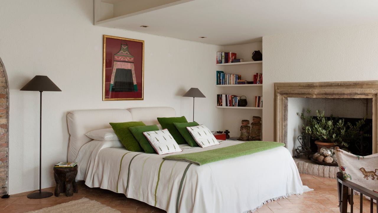 વાસ્તુ શાસ્ત્રના નિયમો મુજબ ઘરના ઉત્તર ભાગમાં તિજોરી અથવા કબાટ રાખવું શુભ માનવામાં આવે છે. તેને એવી રીતે ગોઠવવું જોઈએ કે તેનો પાછળનો ભાગ દક્ષિણ દિશામાં અને આગળનો ભાગ ઉત્તર દિશામાં હોય.  આવું કરવાથી ઘરમાં ધનનો પ્રવાહ સતત રહે છે અને નાણાકીય સમસ્યાઓનો સામનો થતો નથી. ( Credits: Getty Images )