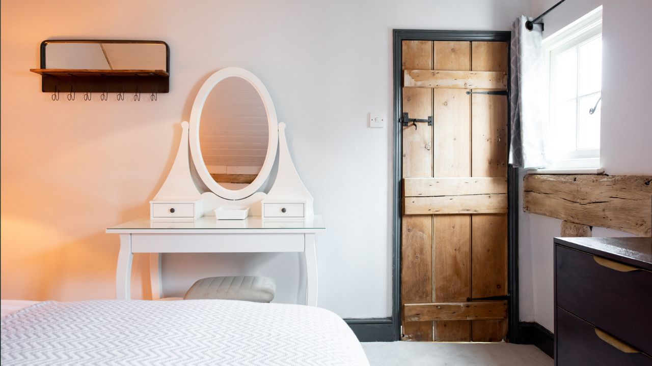 વાસ્તુ શાસ્ત્ર અનુસાર ઘરની દક્ષિણ દીશામાં મોટો અરીસો લગાવવો લાભદાયી માનવામાં આવે છે. એવું કરવાથી જીવનમાં ઉદભવતી નકારાત્મક પરિસ્થિતિઓ હળવી થવા લાગે છે અને અનુકૂળતા વધે છે.  સાથે જ, વાસ્તુ સંબંધિત દોષોમાંથી મુક્તિ મેળવવામાં પણ આ ઉપાય સહાયક સાબિત થાય છે. ( Credits: Getty Images )