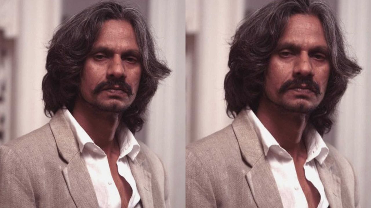 વિજય રાજે ફિલ્મ કારકિર્દી પર ધ્યાન કેન્દ્રિત કરવાનું નક્કી કર્યું અને મુંબઈ ગયા જ્યાં તેમને રામ ગોપાલ વર્માની2000ની ફિલ્મ, જંગલમાં એક નાની પણ મહત્વપૂર્ણ ભૂમિકા મળી. તેમણે જસપાલ ભટ્ટીની પ્રખ્યાત શ્રેણી ફ્લોપ શોના એપિસોડ 1માં એક નાનકડી ભૂમિકા ભજવી હતી.