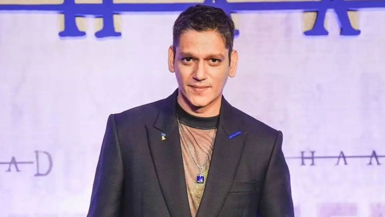 હૈદરાબાદથી શરૂ થયેલી વિજયની સફર હવે OTT અને સિનેમા બંનેમાં એક મોટી ઓળખ બની ગઈ છે. 'ડાર્લિંગ્સ', 'શી', 'કાલ કૂટ' અને 'જાને જાન' જેવા પ્રોજેક્ટ્સમાં તેના દમદાર અભિનયથી તેને ઉદ્યોગમાં એક ખાસ સ્થાન મળ્યું છે. ફરાહ ખાને મજાકમાં કહ્યું, "તમે એક્સેલના પ્રિય છો... નેટફ્લિક્સના પ્રિય છો અને પ્રાઇમના પણ!"
