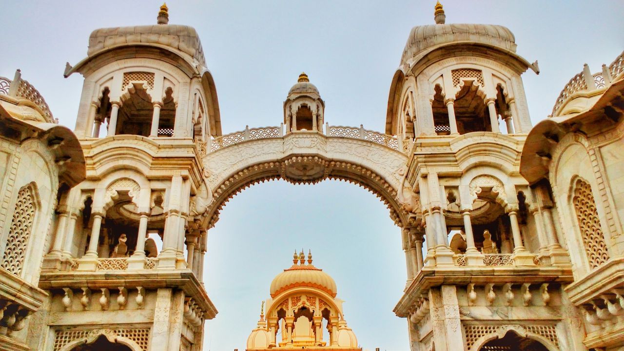 વૃંદાવન ઉત્તર પ્રદેશ રાજ્યના મથુરા જિલ્લામાં સ્થિત છે અને તે હિંદુ ધર્મના પવિત્ર સ્થળો પૈકી એક છે. તેની સાથે ભગવાન શ્રીકૃષ્ણના બાળપણ અને યુવાન અવસ્થાના અનેક પ્રસંગો જોડાયેલા છે. (Credits: - Canva)