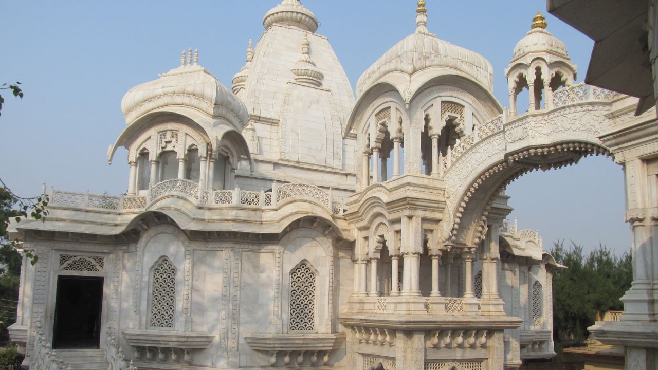 એવું માનવામાં આવે છે કે કૃષ્ણ ભગવાન પૂનમના દિવસે અને હોળીના પાવન અવસરે રાત્રિ દરમિયાન વૃંદાવનમાં રાસ રમવા પધારે છે. આ રાત્રી સમયે ત્યાં કોઈપણને રોકાવાની પરવાનગી આપવામાં આવતી નથી. અહીંની રેતીને 'રમણ રેતી' તરીકે ઓળખવામાં આવે છે, જ્યાં કૃષ્ણના ભક્તો ભાવપૂર્વક આરામ અને આધ્યાત્મિક આનંદનો અનુભવ કરે છે. (Credits: - Canva)