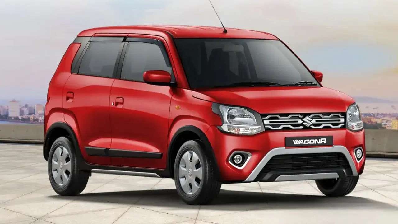 મારુતિની કાર વેગનઆર પણ આ યાદીમાં ત્રીજા સ્થાને છે. આ એક લોકપ્રિય હેચબેક છે. છેલ્લા કેટલાક વર્ષોથી વેચાણની દ્રષ્ટિએ તે ઘણું આગળ છે. વેગન આરની ઊંચી અને પહોળી ડિઝાઇન તેને અન્ય હેચબેકથી અલગ બનાવે છે, જે વધુ હેડરૂમ અને સારી દૃશ્યતા પ્રદાન કરે છે. આ કાર પેટ્રોલ સાથે 24.35 થી 25.19 કિમી/લીટરની માઈલેજ આપે છે. તે બે એન્જિન વિકલ્પો સાથે આવે છે. તેમાં 1.0L અને 1.2L પેટ્રોલ એન્જિનનો વિકલ્પ છે. મારુતિ સુઝુકી વેગન આરની એક્સ-શોરૂમ કિંમત ₹ 5.79 લાખથી શરૂ થાય છે અને ₹ 7.62 લાખ સુધી જાય છે.