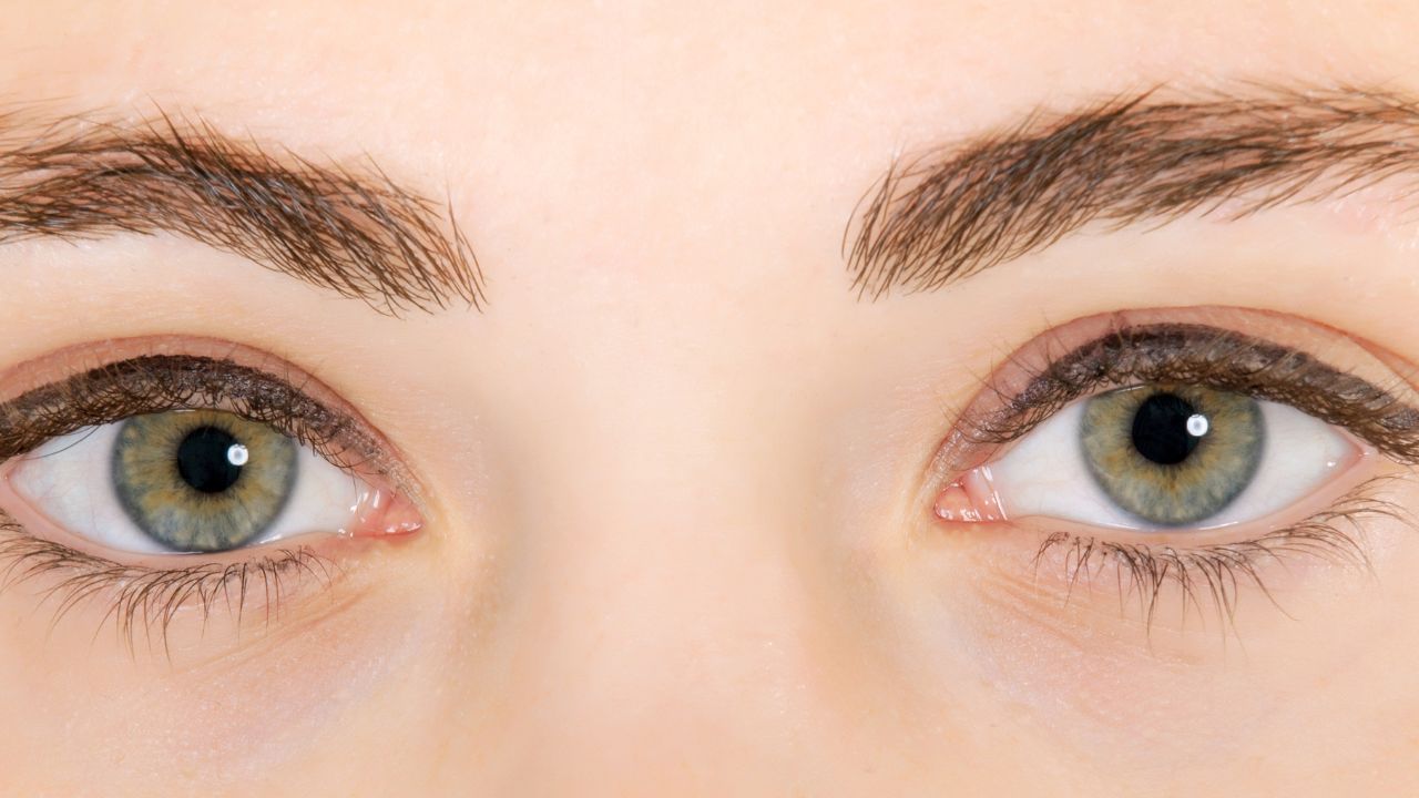 જો આંખો પૂરતી ભેજવાળી ન હોય, તો તે પાણી આવવાનું કારણ બની શકે છે.