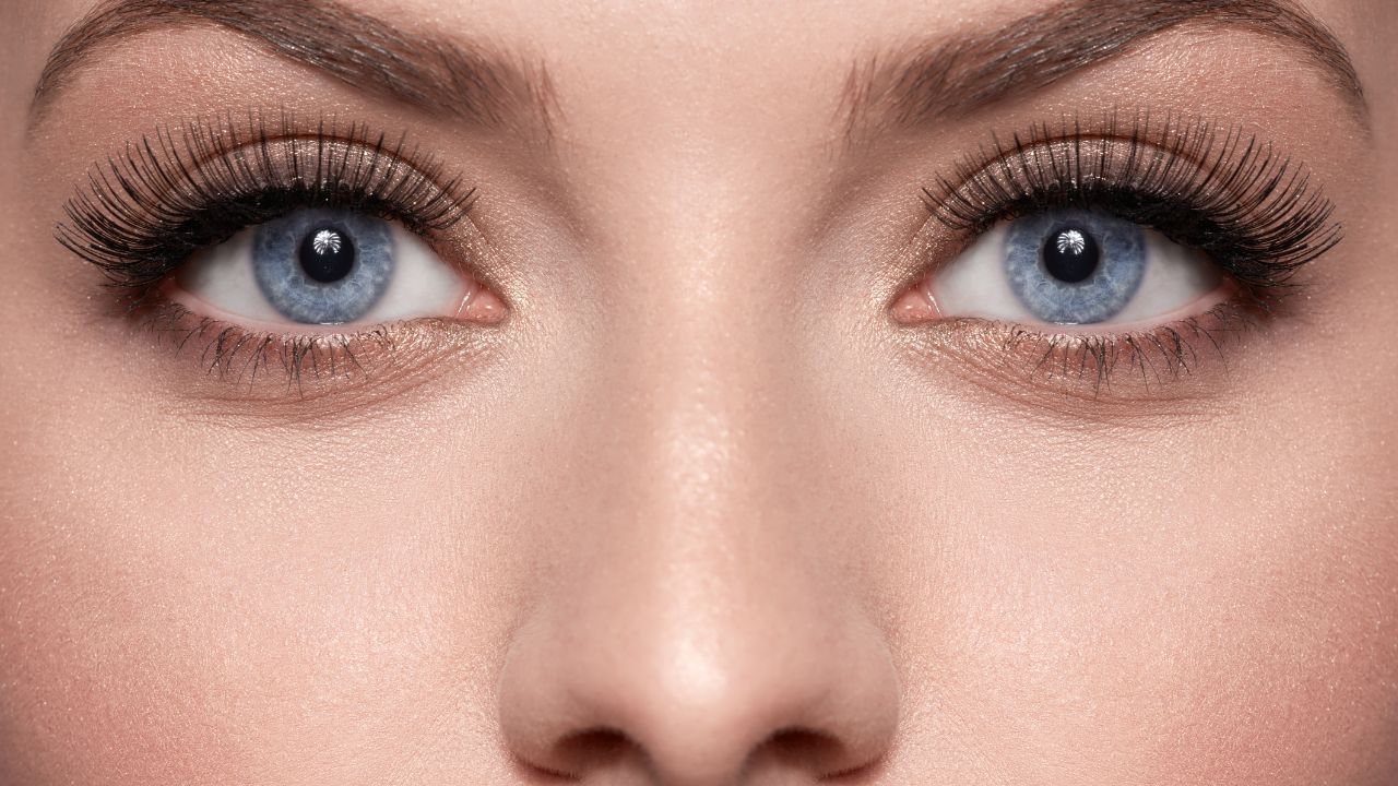 ક્યારેક ધૂળ પણ આંખોમાં પાણી આવવાનું કારણ બને છે. ધીમે ધીમે તે મટી જાય છે, પરંતુ ક્યારેક તે વધુ દિવસો સુધી રહે છે.