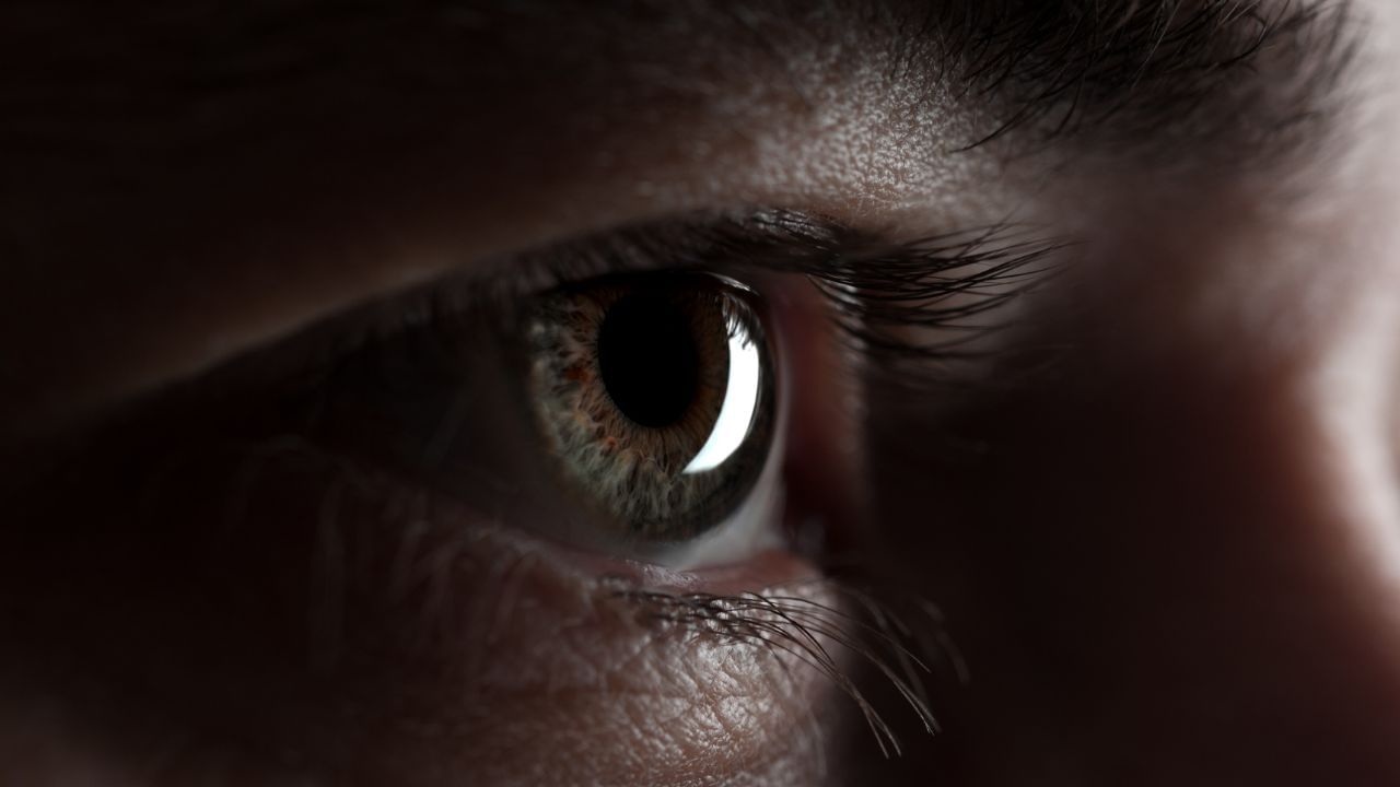 આંખની નાજુક પટલમાં ખંજવાળ અથવા બહારની વસ્તુઓ, સહિત અનેક સમસ્યાઓને કારણે આંખોમાં પાણી આવવાનું કારણ બની શકે છે.