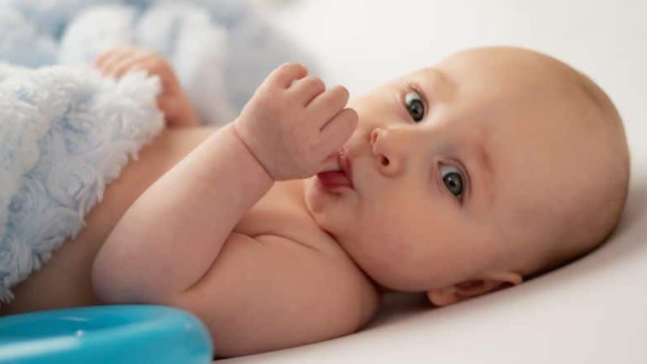 તેથી માતા-પિતા બાળકોની આ આદતથી છુટકારો મેળવવાનો પ્રયાસ કરે છે. પરંતુ ચાલો તમને જણાવી દઈએ કે બાળકોના મોંમાં આંગળીઓ નાખવાથી તેમના માટે ફાયદાકારક હોઈ શકે છે. મુખ્યત્વે 0 થી 2 વર્ષની વયના બાળકો માટે આવું કરવું યોગ્ય છે. ચાલો જાણીએ કેવી રીતે?