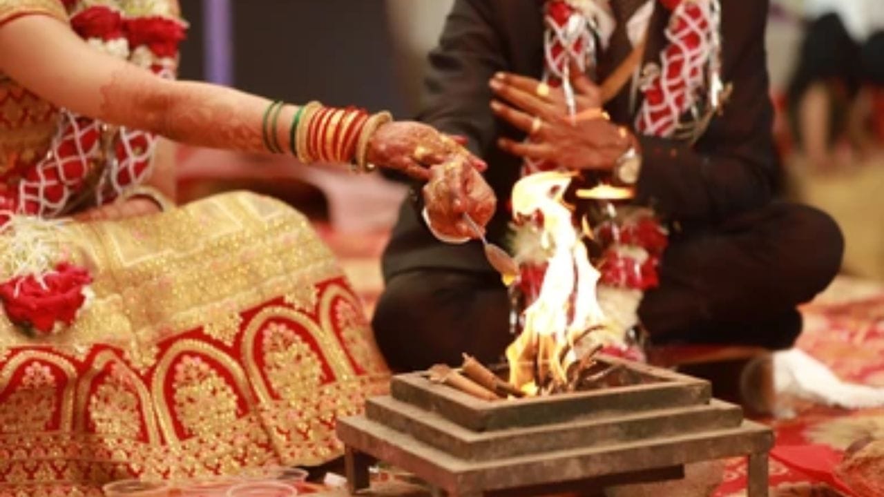 આ સાથે જીવનસાથી બનીને તે તેના પતિની જવાબદારીઓ સંપૂર્ણ સમર્પણ સાથે નિભાવે છે. પત્ની અને પતિનો સંબંધ એકબીજા વિના સંપૂર્ણપણે અધૂરો રહે છે. તેથી સનાતન ધર્મમાં પત્નીને પતિની અર્ધાંગિની કહેવામાં આવી છે. 
