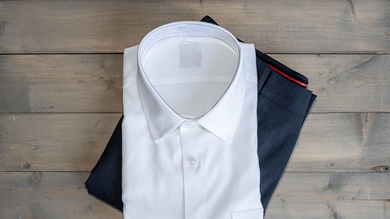 સફેદ શર્ટ ખૂબ જ સારો દેખાવ આપે છે, પરંતુ જો તેના પર એક નાનો પણ ડાઘ પડી જાય તો તેને સાફ કરવું મુશ્કેલ બની જાય છે, ખાસ કરીને એવું જોવા મળે છે કે શર્ટનો કોલર થોડા દિવસોમાં પીળો થઈ જાય છે.