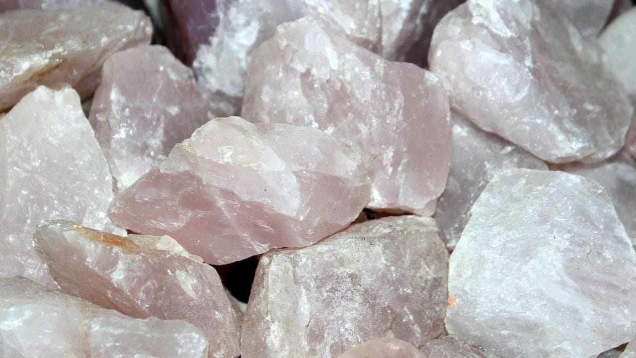 ફટકડીનો ઉપયોગ ઘાને ચેપથી બચાવવા, દાંત અને પેઢાને સ્વસ્થ રાખવા સહિત ઘણી બાબતોમાં થાય છે. તમે 5 રૂપિયાની ફટકડીથી શર્ટનો કોલર બે થી ત્રણ વાર સાફ કરી શકો છો, આ રીતે તમને બે વાર માટે લગભગ બે થી અઢી રૂપિયા ખર્ચ થશે.