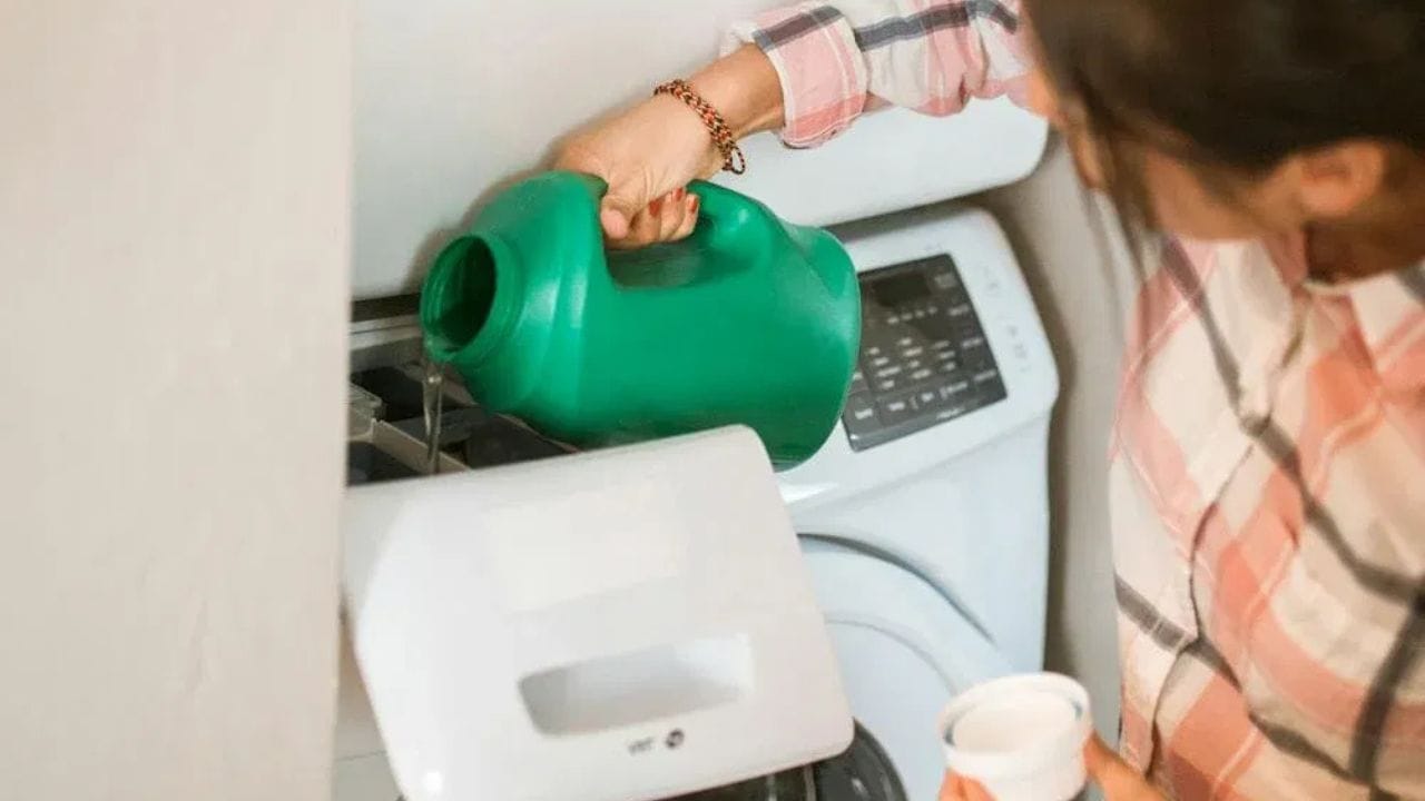 સફેદ કપડાંને નવા જેવા ચમકતા રાખવા માટે, નરમ પ્રવાહી સાબુનો ઉપયોગ કરો, બેકિંગ સોડા, હાઇડ્રોજન પેરોક્સાઇડ, સફેદ સરકો જેવી વસ્તુઓ સફેદ કપડાં પરના ડાઘ ઘટાડવામાં અને તેમને નવા જેવા સફેદ રાખવામાં મદદરૂપ થાય છે. (નોંધ : અહીં આપવામાં આવેલી માહિતી ફક્ત આપની જાણકારી માટે છે.)