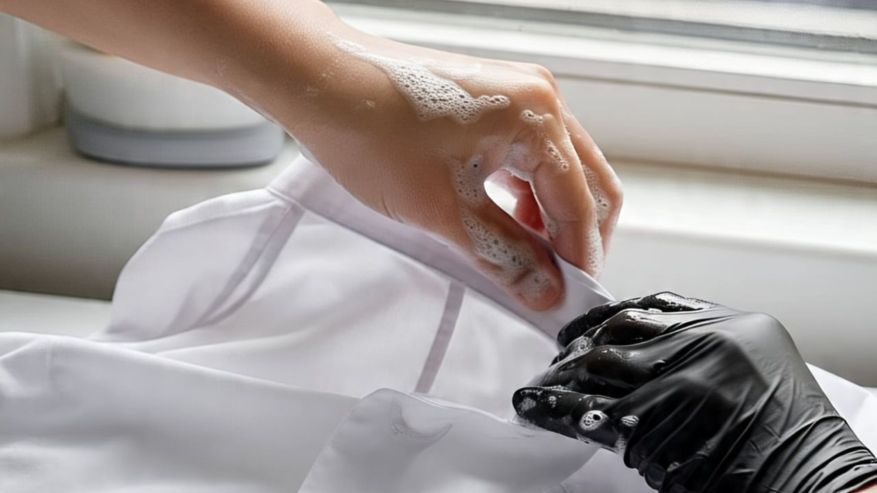 બે મિનિટ પછી, શર્ટના કોલરને તમારા હાથથી ઘસો અને પછી તેના પર સાબુ અથવા ડિટર્જન્ટ લગાવો અને તમે જોશો કે સફેદ શર્ટનો કોલર ફરીથી નવા જેવો થઈ ગયો છે.