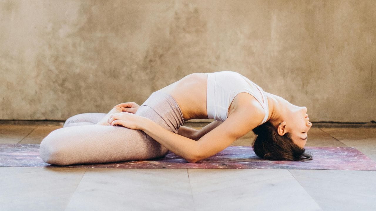 દરરોજ મત્સ્યાસન કરવાથી પીઠના ઉપરના ભાગના સ્નાયુઓ આરામ કરે છે, જેનાથી દુખાવામાં રાહત મળે છે. આ ઉપરાંત આ યોગાસન ગરદન, ખભા, ઘૂંટણ અને કમરના સ્નાયુઓના તણાવ અને દુખાવાને ઘટાડવામાં પણ મદદરૂપ છે.(Pic: Pexels)
