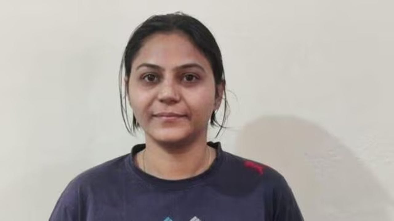 બ્રાન્ડ્સ આ ડીલ માટે આટલો ચાર્જ લેતી હતી: મીડિયા રિપોર્ટ્સ અનુસાર જ્યોતિની અંદાજિત કુલ સંપત્તિ 15 લાખ રૂપિયાથી 40 લાખ રૂપિયાની વચ્ચે હોઈ શકે છે. તેમની કુલ સંપત્તિ 15 કરોડ રૂપિયા હોવાનું કહેવાય છે. જ્યોતિ એક સોદા માટે 20 હજારથી 50 હજાર રૂપિયા લેતી હતી. જો જ્યોતિ દર મહિને 4 થી 5 બ્રાન્ડ સાથે ડીલ કરે તો તે સરળતાથી 50 હજાર રૂપિયાથી 2 લાખ રૂપિયા સુધી કમાઈ શકે છે.
