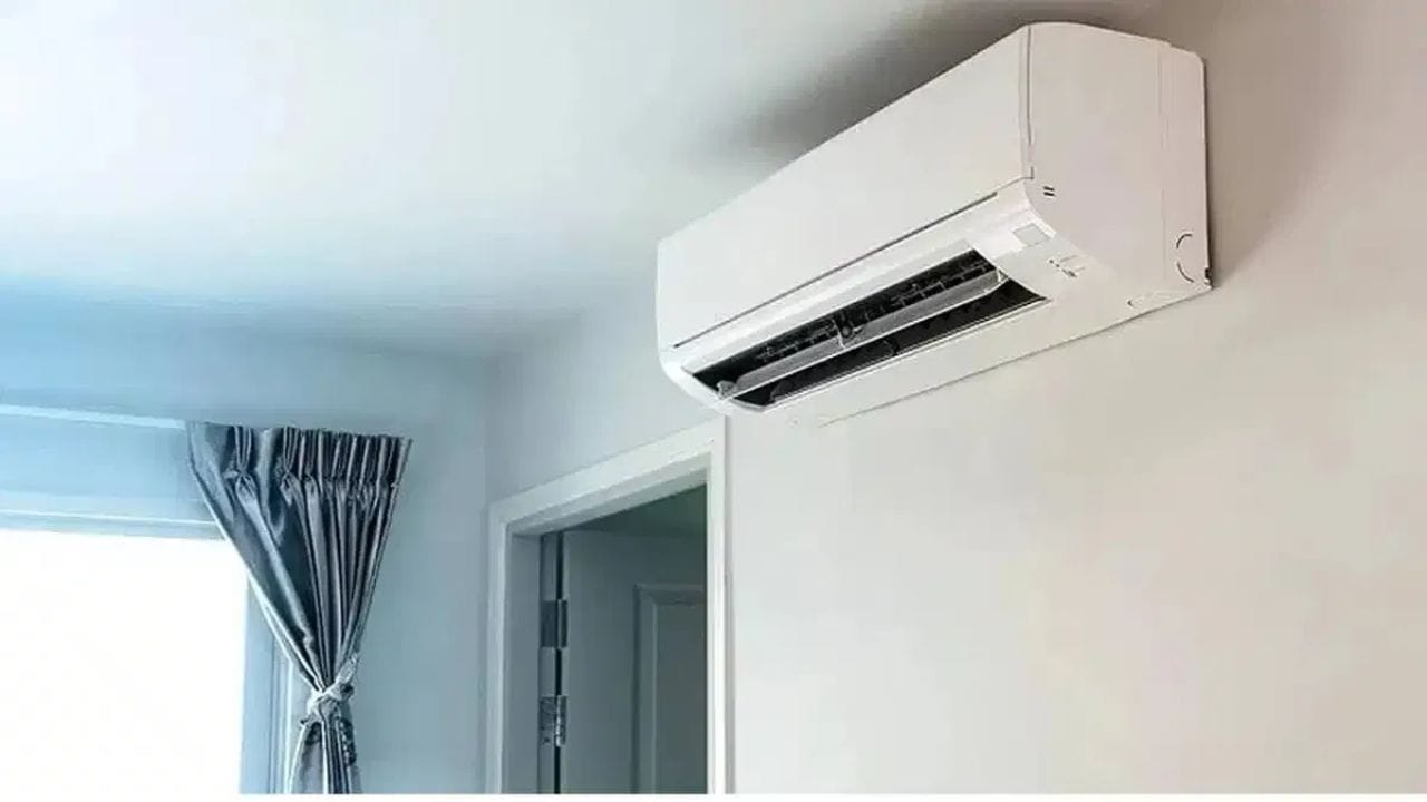 24°C એવું તાપમાન છે કે જે સામાન્ય રીતે ઘર માટે આરામદાયક બને છે. ખૂબ ઓછા તાપમાને AC રાખવાથી શ્વાસ, માથાનો દુઃખાવો કે ડિહાઈડ્રેશન જેવી તકલીફો ઉભી થઈ શકે છે.