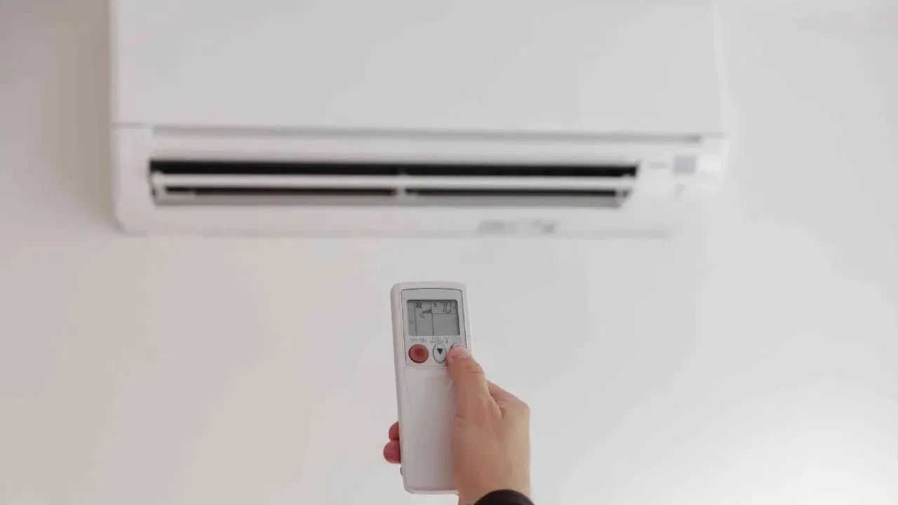 જો તમે ACને 24°Cની જગ્યાએ 18°C પર રાખો તો વીજળીનો ખર્ચ લગભગ 40% વધી જાય છે. આનાથી માત્ર બિલ જ નથી વધતું પણ બિનજરૂરી ઊર્જા વેડફાઈ જાય છે.