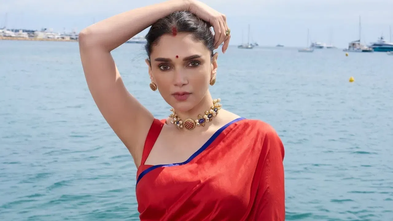 અદિતિએ સિંદૂર લગાવીને પોતાનો લુક પૂર્ણ કર્યો છે. આ લુકમાં તે ખૂબ જ સુંદર લાગી રહી છે અને ચાહકો સોશિયલ મીડિયા પર તેના લુકની પ્રશંસા કરી રહ્યા છે. અદિતિ વિશે એવું પણ કહેવામાં આવી રહ્યું છે કે તે ઓપરેશન સિંદૂરને કારણે આ મહોત્સવમાં સિંદૂર લગાવીને ગઈ હતી.