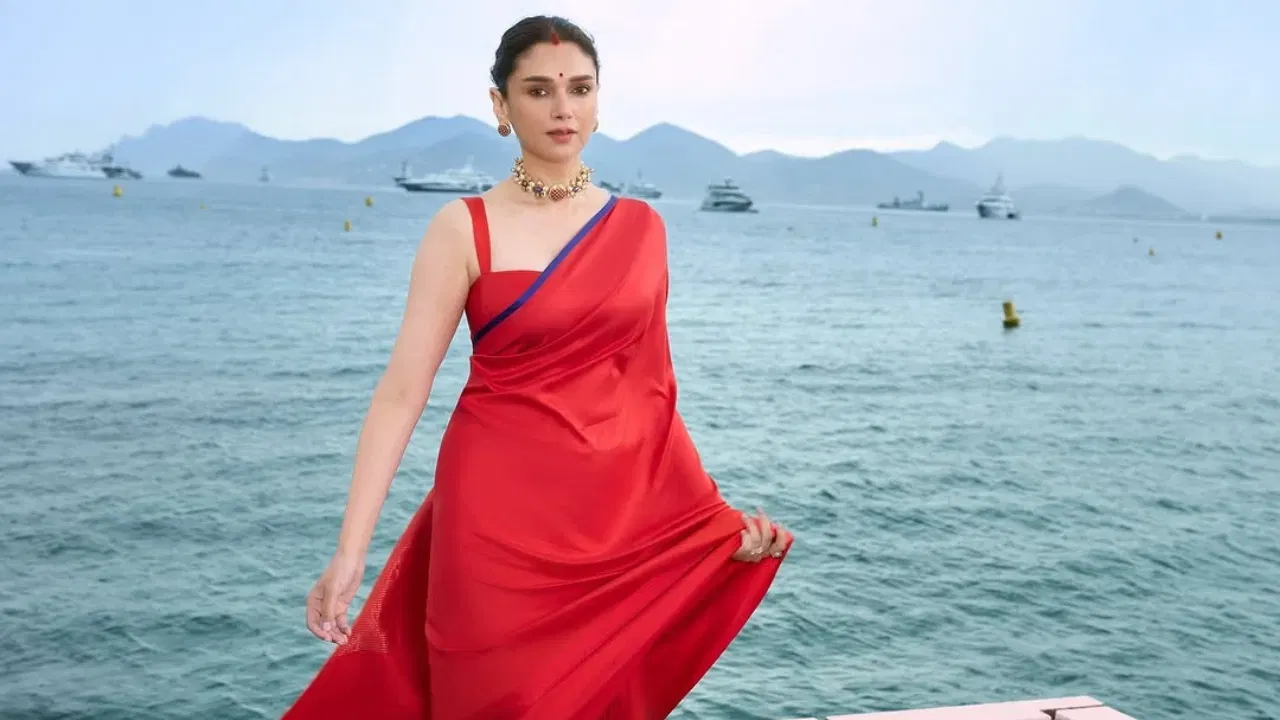 તે અભિનેત્રી બીજું કોઈ નહીં પણ અદિતિ રાવ હૈદરી છે. અદિતિએ પોતે સોશિયલ મીડિયા દ્વારા ચાહકો સાથે કાન્સની પોતાની તસવીરો શેર કરી છે. ફોટામાં તે લાલ સાડીમાં જોવા મળી રહી છે. તેણે કપાળ પર બિંદી પણ લગાવી છે.