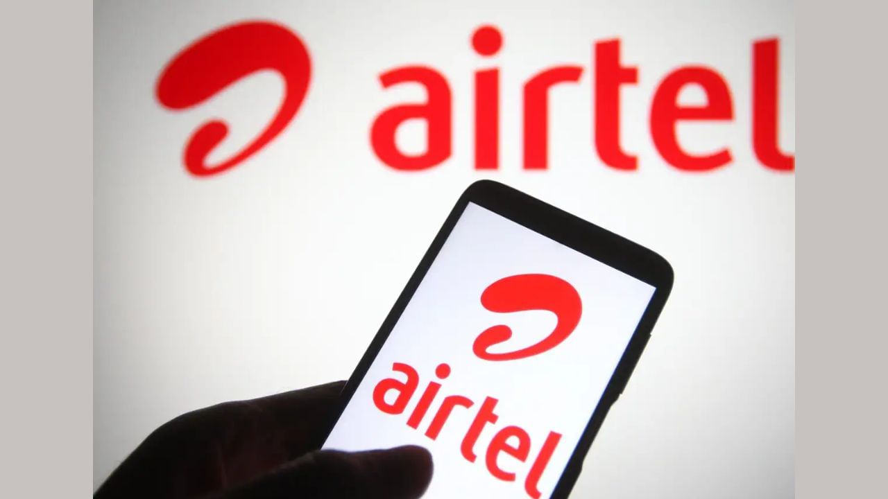 Airtel 279 Plan: 279 રૂપિયાના એરટેલ પ્લાન સાથે એક મહિનાની વેલિડિટી આપવામાં આવી રહી છે, આ પ્લાન સાથે 750 રૂપિયાના લોકપ્રિય સ્ટ્રીમિંગ પ્લેટફોર્મની ઍક્સેસ આપવામાં આવી રહી છે. જો તમે આ પ્લાન ખરીદો છો, તો તમને 1 મહિના માટે બધા ડિવાઇસ પર Netflix Basic, 1 મહિના માટે JioHotstar Super, Sony Liv, G5 Premium, Lionsgate Play, SunNext, Ironau જેવા 25 થી વધુ OTTનો લાભ આપવામાં આવી રહ્યો છે. OTT એપ્સ ઉપરાંત, તમને 1 GB હાઇ સ્પીડ ડેટાનો લાભ પણ મળશે, ડેટા સમાપ્ત થયા પછી, પ્રતિ MB 50 પૈસા ચાર્જ કરવામાં આવશે.