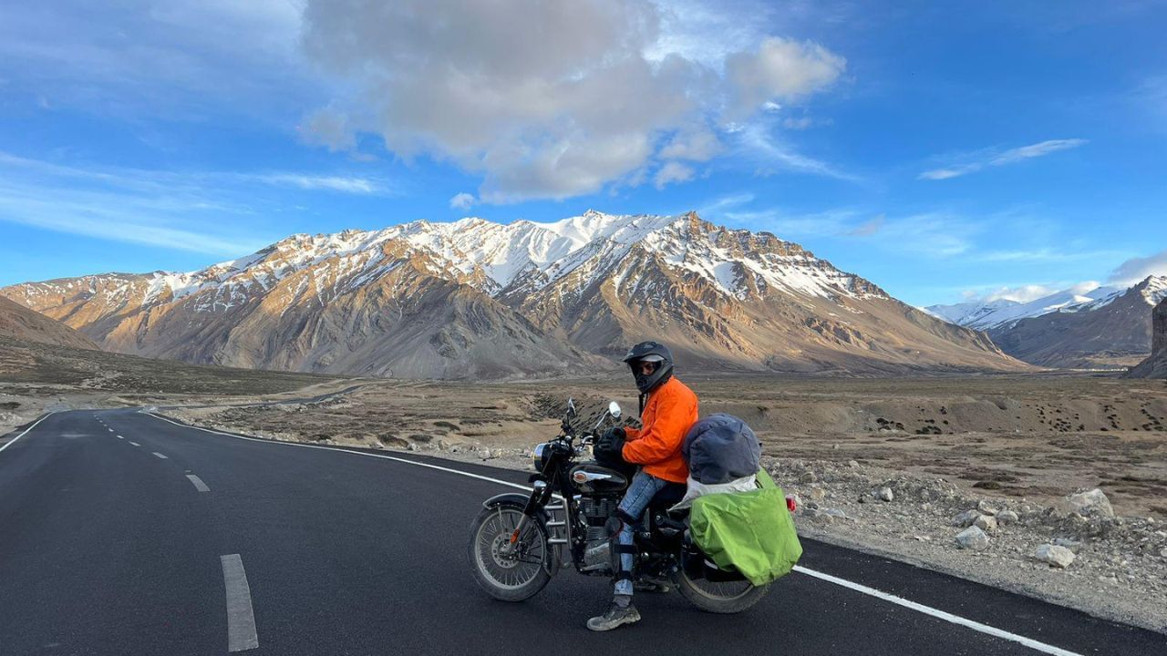 આ સ્વપ્ન બુલેટ ચલાવતા જોવી એ એવું દર્શાવે છે કે તમે તમારા વ્યવસાયમાં પ્રગતિ કરી રહ્યા છો અને તમારી બુદ્ધિ અને સતત મહેનતથી સારો નફો પણ કમાઈ રહ્યા છો અને જો તમે બુદ્ધિપૂર્વક કામ કરી રહ્યા છો તો નજીકના ભવિષ્યમાં તમને વધુ સફળતા મળી શકે છે અને તમને નાણાકીય લાભ પણ મળી શકે છે.
