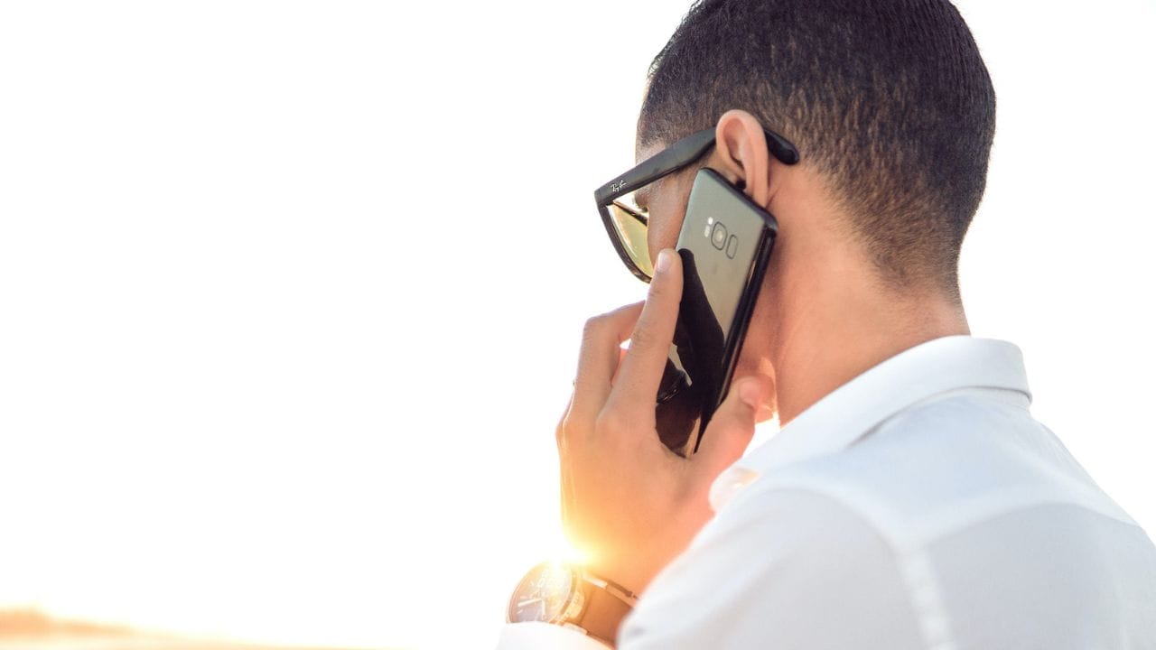 કોલ દ્વારા ફરિયાદ: જો તમે કોલ દ્વારા ફાસ્ટેગમાંથી ખોટી રીતે ડિડક્શનની ફરિયાદ કરવા માંગતા હો, તો તમે 1033 હેલ્પલાઇન નંબર પર કૉલ કરી શકો છો. કોલ પર, તમારે ડિડક્શન સંબંધિત બધી માહિતી આપવી પડશે. આ પછી, IHMCL તમારી ફરિયાદની તપાસ કરશે અને જો ખોટી ડિડક્શન થશે, તો તમને રિફંડ આપવામાં આવશે. એટલું જ નહીં, જો આવું થાય, તો ટોલ ઓપરેટર પર એક લાખ રૂપિયાનો દંડ પણ લાદવામાં આવે છે.