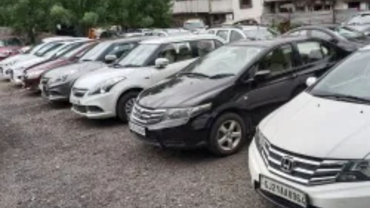 સ્વપ્નમાં કાર વેચવાનો અર્થ એ છે કે તમને આર્થિક સમસ્યાઓનો સામનો કરવો પડશે. તમારે કેટલાક અણધાર્યા ખર્ચાઓનો સામનો કરવો પડશે જે તમને લોન લેવાની ફરજ પાડશે. આ વખતે તમારા પરિવાર અને મિત્રો તમને મદદ કરી શકશે નહીં તે ધ્યાનમાં રાખીને. તમારે બેંકની મદદ લેવી પડશે. જો કે કરાર પર હસ્તાક્ષર કરતી વખતે સાવચેત રહો. તમને ગમે તેટલા પૈસાની જરૂર હોય જોખમી વ્યવસાયોમાં પોતાને સામેલ ન કરો. 
