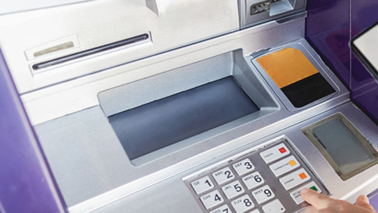 ATM નો ઉપયોગ કરતા પહેલા તપાસ કરો કે જ્યારે તમે ATM માંથી પૈસા ઉપાડવા જાઓ છો, ત્યારે સૌ પ્રથમ કાર્ડ સ્લોટ અને કીપેડ કાળજીપૂર્વક જુઓ. જો કાર્ડ સ્લોટ વિચિત્ર, ઢીલો અથવા બહાર નીકળેલો દેખાય છે, અથવા કીપેડ અસામાન્ય લાગે છે, તો તે ATM નો ક્યારેય ઉપયોગ ન કરવો જોઈએ. તેમાં સ્કિમિંગ ડિવાઇસ ઇન્સ્ટોલ કરેલ હોઈ શકે છે.