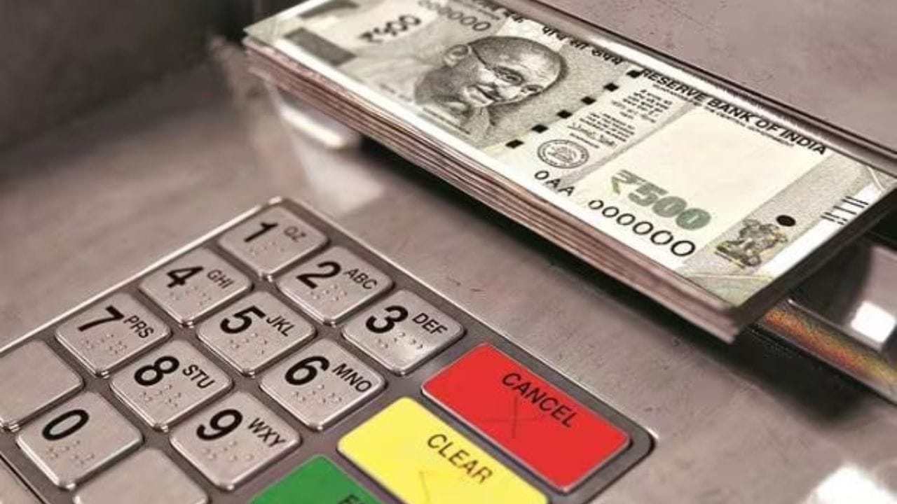 આ સિવાય ઘણી વખત ગુનેગારો ATM માં ક્લોનિંગ ડિવાઇસ ઇન્સ્ટોલ કરે છે જ્યાં કાર્ડ સ્વાઇપ કરવામાં આવે છે. આ ડિવાઇસ એવી રીતે ફીટ કરવામાં આવે છે કે તે સરળતાથી દેખાતું નથી. તમારું કાર્ડ સ્વાઇપ થતાંની સાથે જ તેની બધી માહિતી ક્લોન થઈ જાય છે.