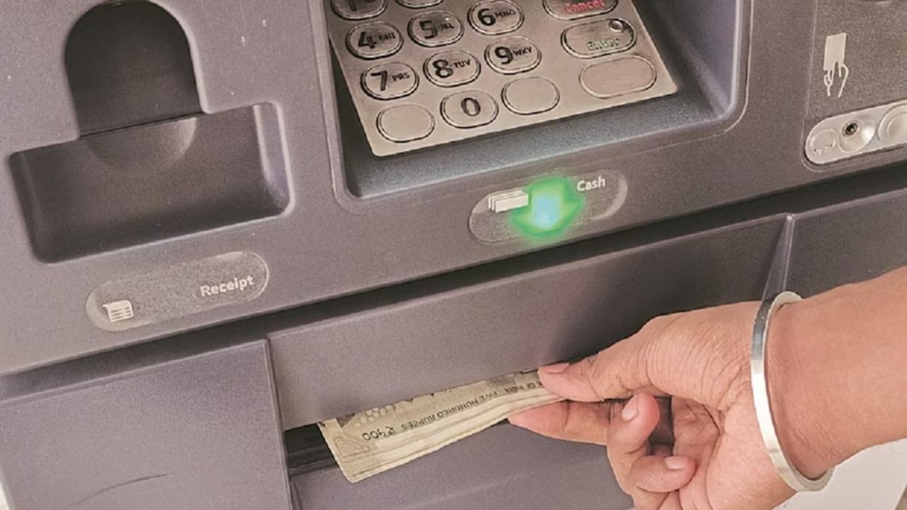 ATM માં તમને ખરેખર સ્કિમિંગ ડિવાઇસથી જોખમ છે, જે છુપાયેલા કેમેરાની મદદથી તમારો PIN ચોરી શકે છે. તે જ સમયે, લાઇનમાં તમારી પાછળ ઉભેલા 'જાસૂસો' પણ તમારી માહિતી ચોરી શકે છે અથવા છેતરપિંડી કરીને કાર્ડ બદલી શકે છે. ત્યારે પૈસા ઉપાડવા જતા આ બાબતોનું ધ્યાન રાખવું.