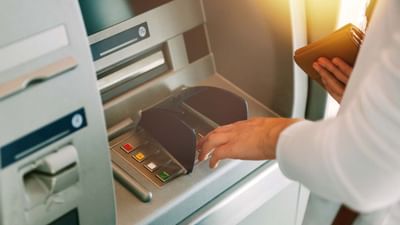 આજકાલ, સોશિયલ મીડિયા પર એક એવો દાવો કરવામાં આવી રહ્યો છે, ATM માંથી પૈસા ઉપાડ્યા પછી, એક કે બે વાર 'Cancel' બટન દબાવવાથી PIN ચોરી નથી થતો. જોકે ઘણા લોકો પૈસા ઉપાડ્યા બાદ અંતમાં આમ કરે પણ છે જેથી PIN સેફ રહે. ત્યારે શું ખરેખર આમ કરવાથી PIN સેફ રહે છે કે કેમ ચાલો જાણીએ